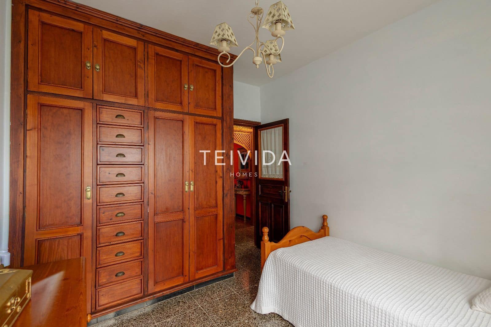 4 bedroom Villa for sale in Santa Cruz de Tenerife - € 600,000 (Ref: 9713846)