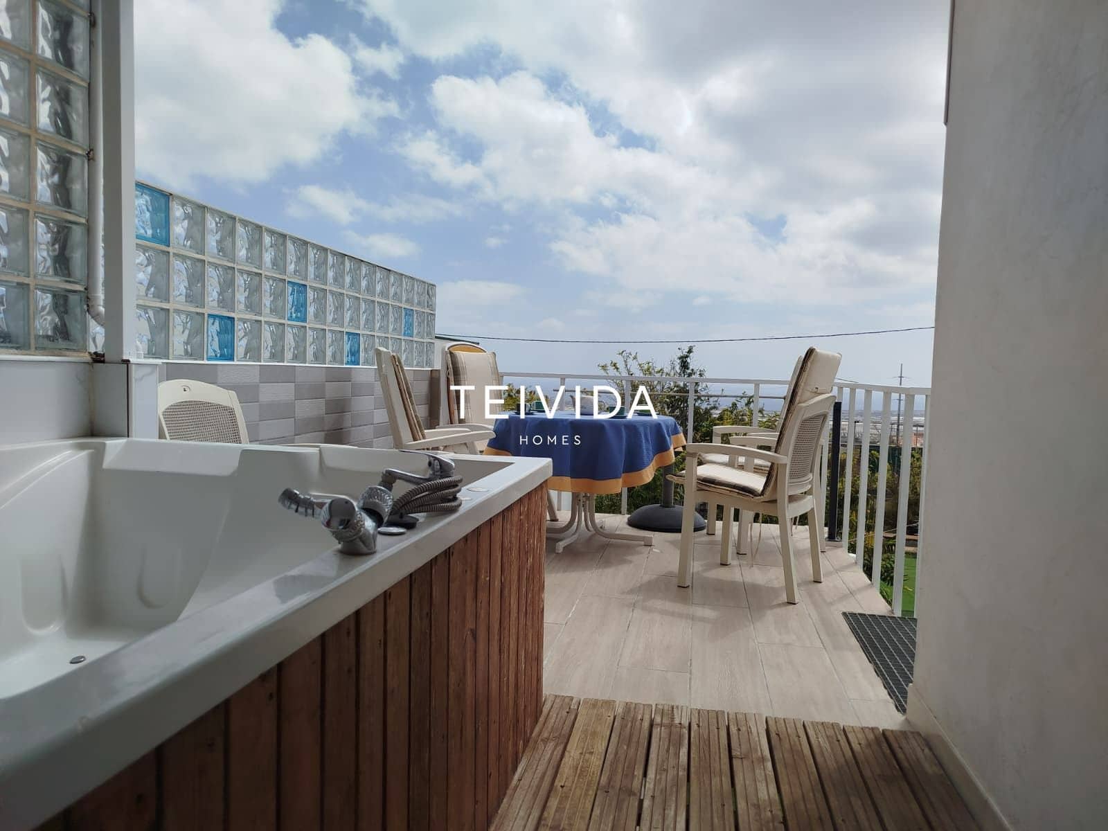 6 bedroom Villa for sale in Buzanada with garage - € 580,000 (Ref: 9723500)