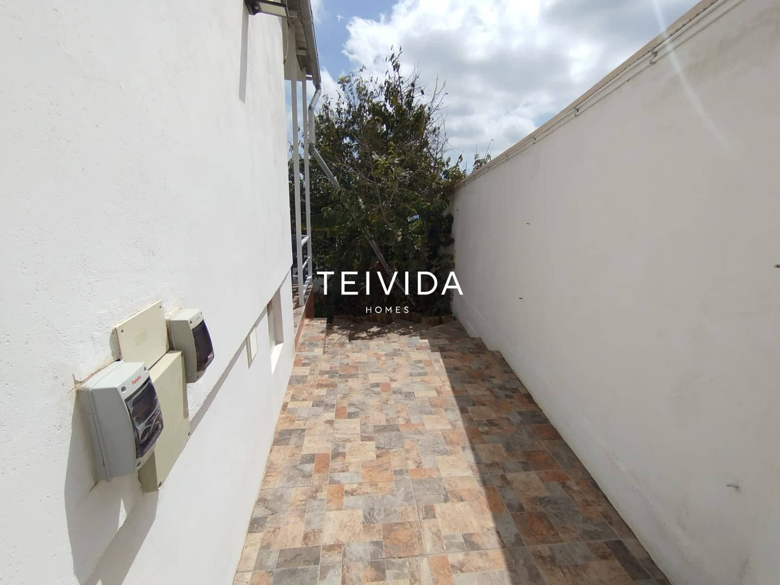 6 bedroom Villa for sale in Buzanada with garage - € 580,000 (Ref: 9723500)