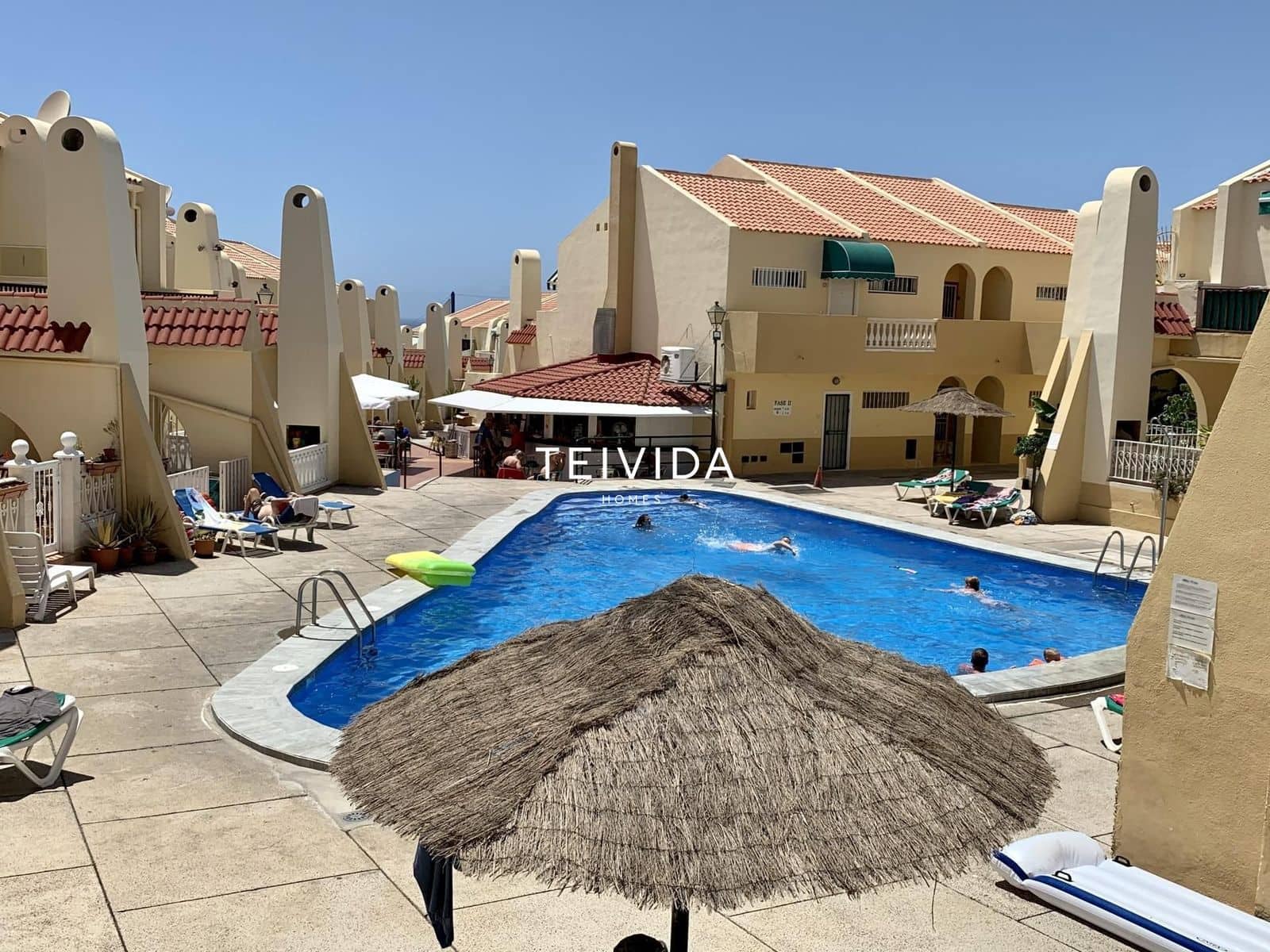 Piso de 2 habitaciones en Adeje en venta con piscina - 365.000 € (Ref: 9782416)