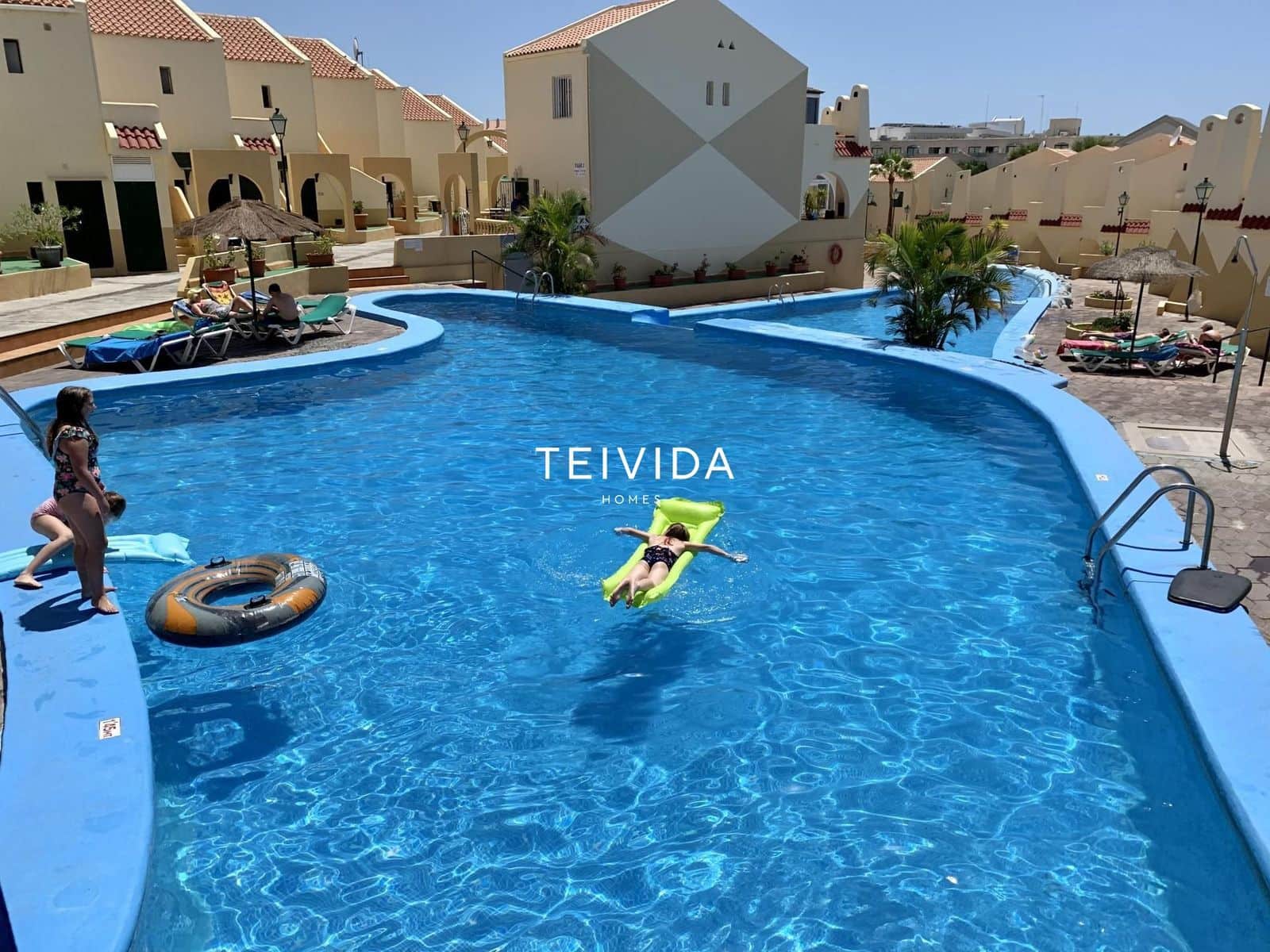 Piso de 2 habitaciones en Adeje en venta con piscina - 365.000 € (Ref: 9782416)