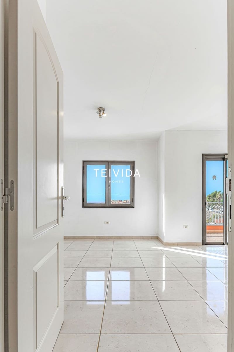 3 soverom Hus til salgs i Playa del Duque med svømmebasseng garasje - € 885 000 (Ref: 9782418)