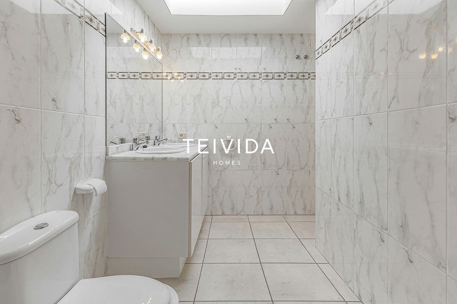 3 soverom Hus til salgs i Playa del Duque med svømmebasseng garasje - € 885 000 (Ref: 9782418)