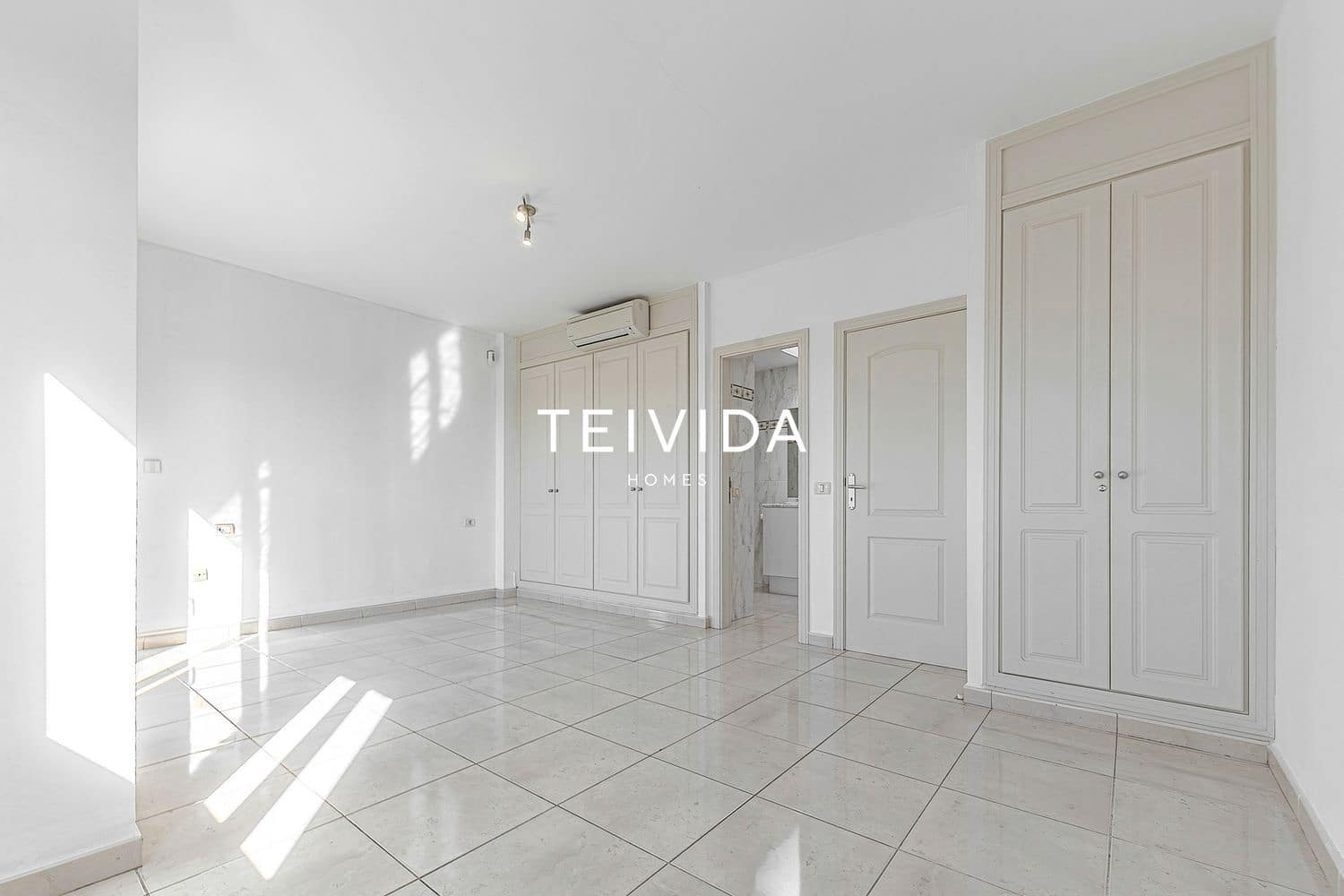 3 soverom Hus til salgs i Playa del Duque med svømmebasseng garasje - € 885 000 (Ref: 9782418)