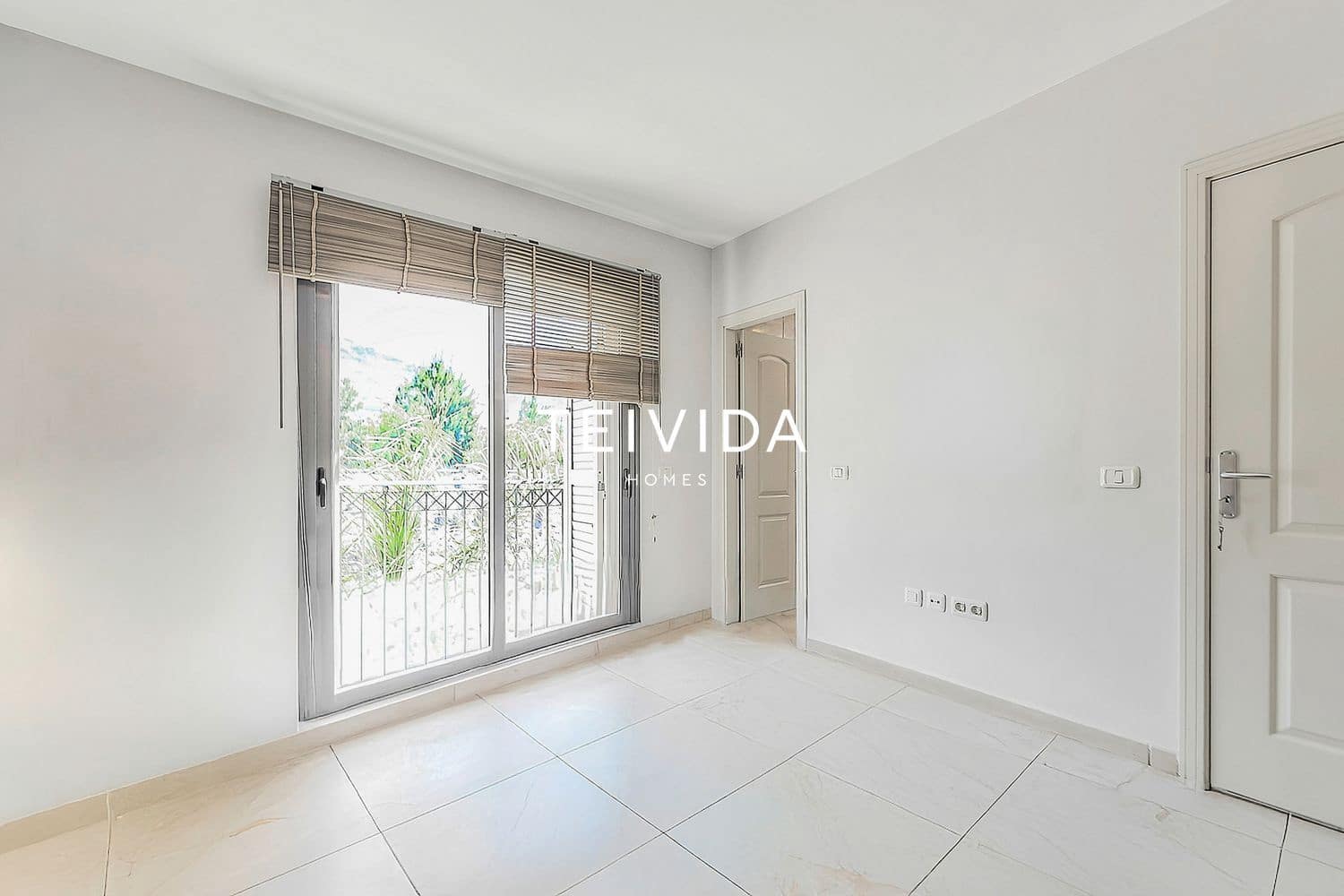 3 soverom Hus til salgs i Playa del Duque med svømmebasseng garasje - € 885 000 (Ref: 9782418)