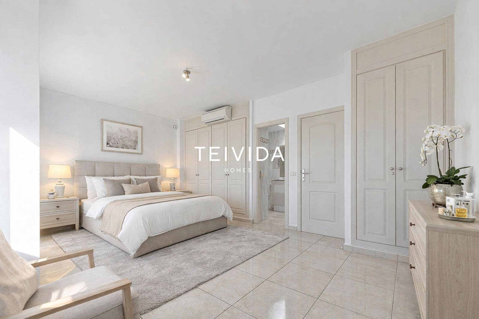 3 soverom Hus til salgs i Playa del Duque med svømmebasseng garasje - € 885 000 (Ref: 9782418)