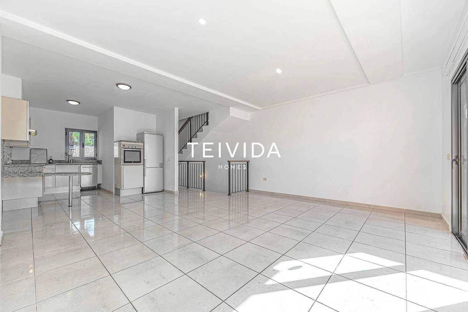 3 soverom Hus til salgs i Playa del Duque med svømmebasseng garasje - € 885 000 (Ref: 9782418)