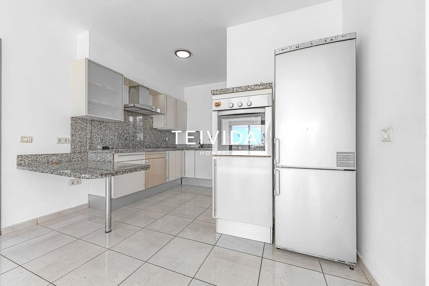 3 soverom Hus til salgs i Playa del Duque med svømmebasseng garasje - € 885 000 (Ref: 9782418)