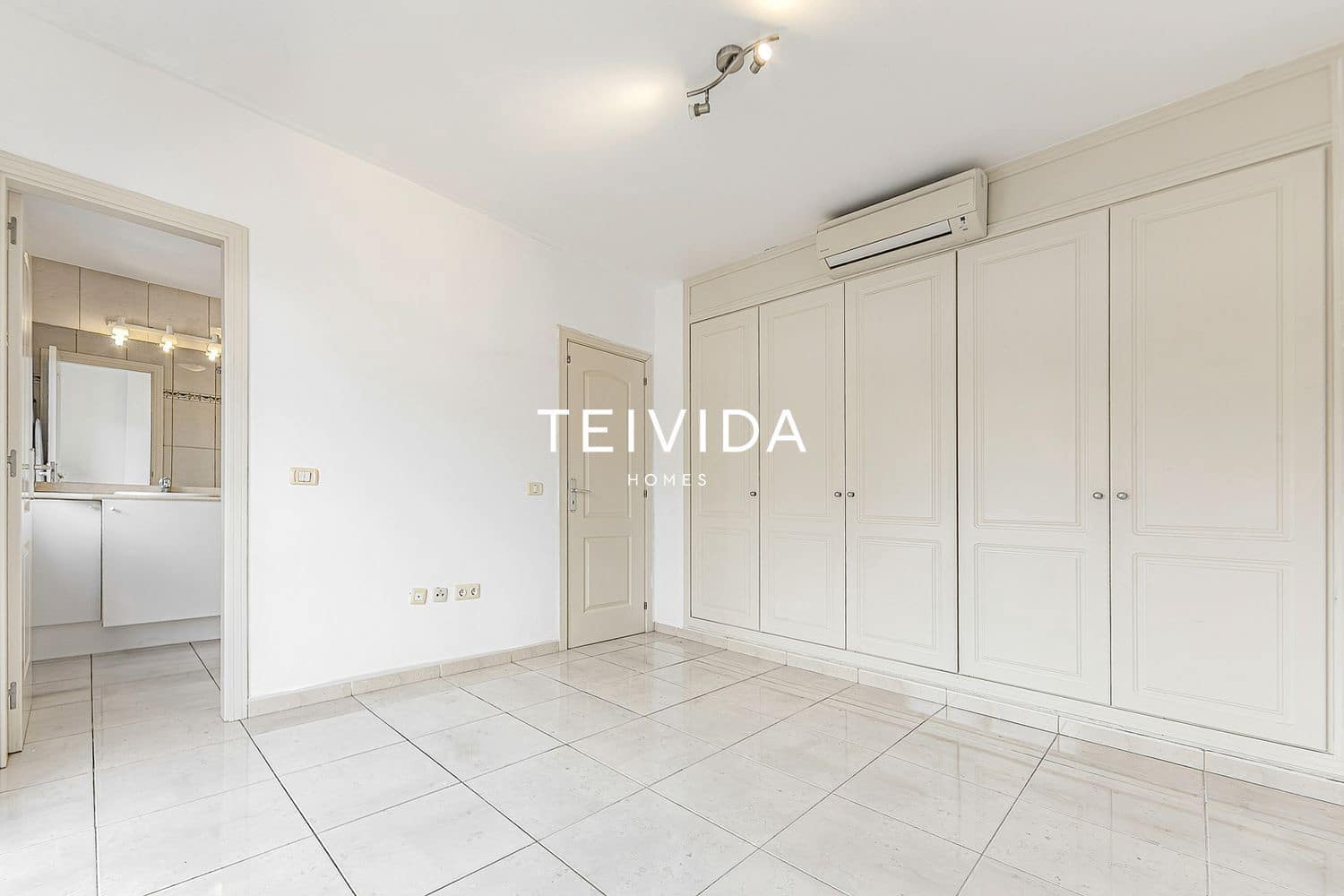 3 soverom Hus til salgs i Playa del Duque med svømmebasseng garasje - € 885 000 (Ref: 9782418)