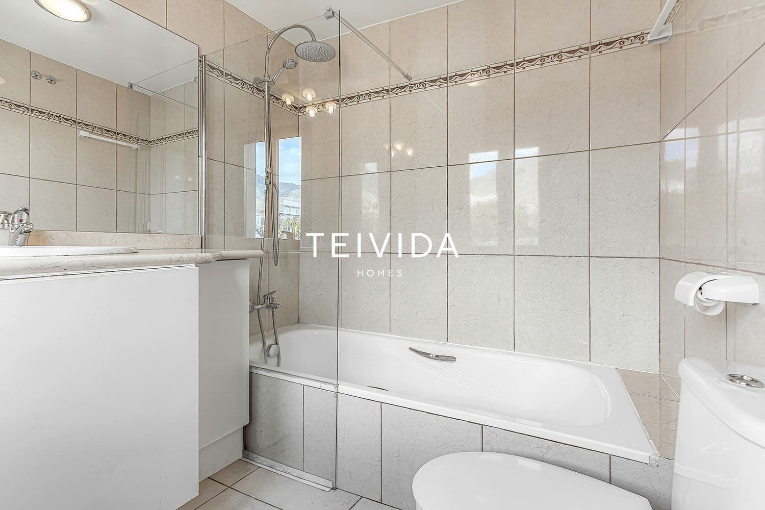 3 soverom Hus til salgs i Playa del Duque med svømmebasseng garasje - € 885 000 (Ref: 9782418)