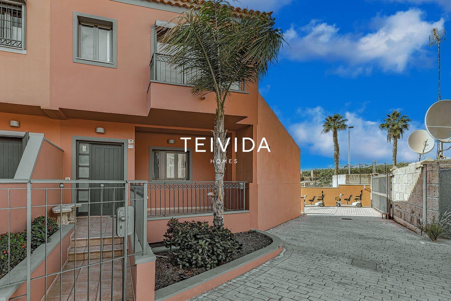 3 soverom Hus til salgs i Playa del Duque med svømmebasseng garasje - € 885 000 (Ref: 9782418)