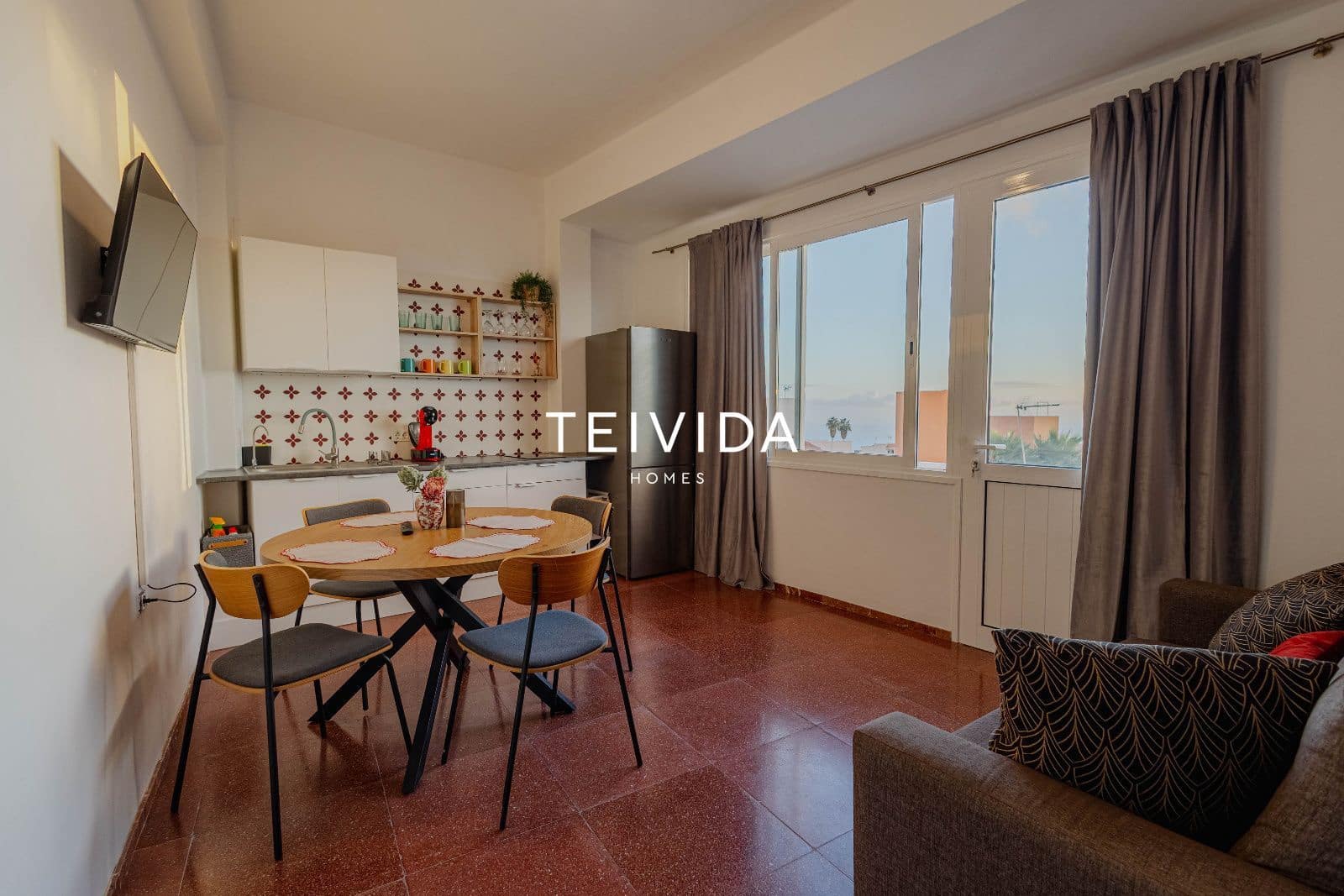 8 sovrum Restaurang/Bar till salu i Guia de Isora med garage - 650 000 € (Ref: 9800041)