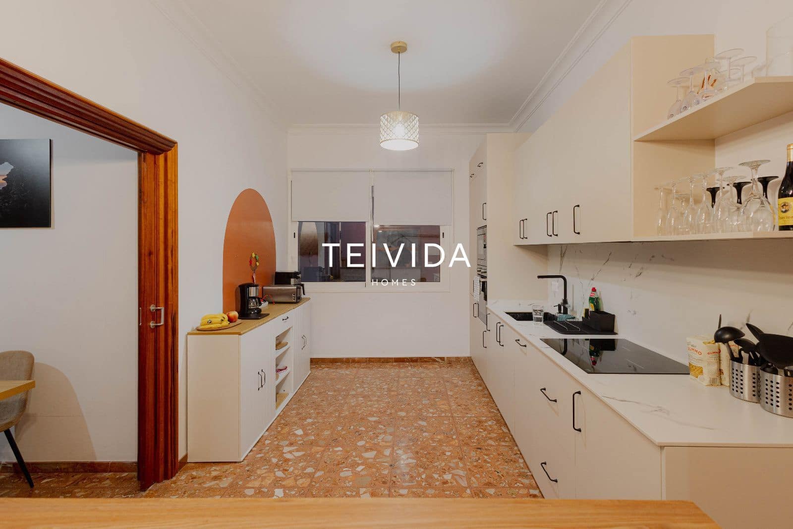 8 sovrum Restaurang/Bar till salu i Guia de Isora med garage - 650 000 € (Ref: 9800041)