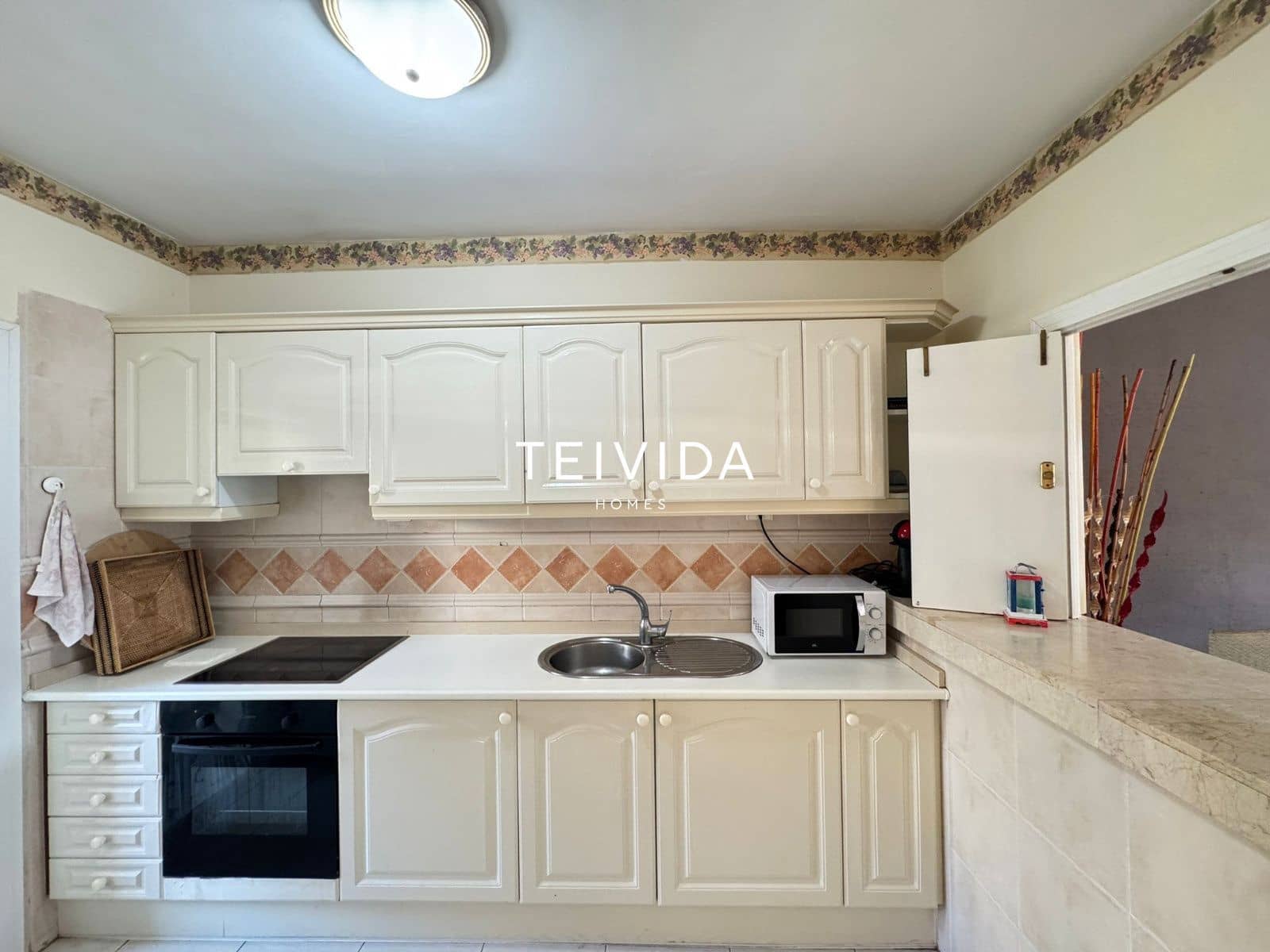 Flat for rent in Los Cristianos with pool garage - € 2,500 (Ref: 9860793)