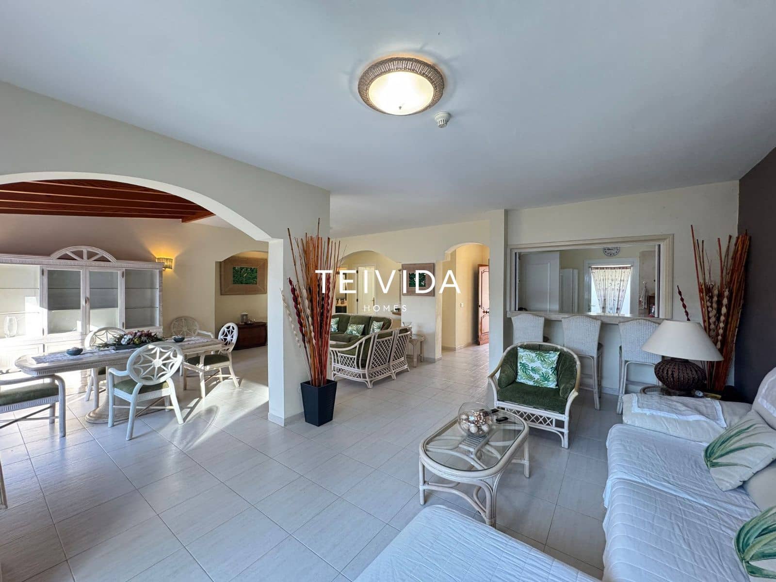 Flat for rent in Los Cristianos with pool garage - € 2,500 (Ref: 9860793)