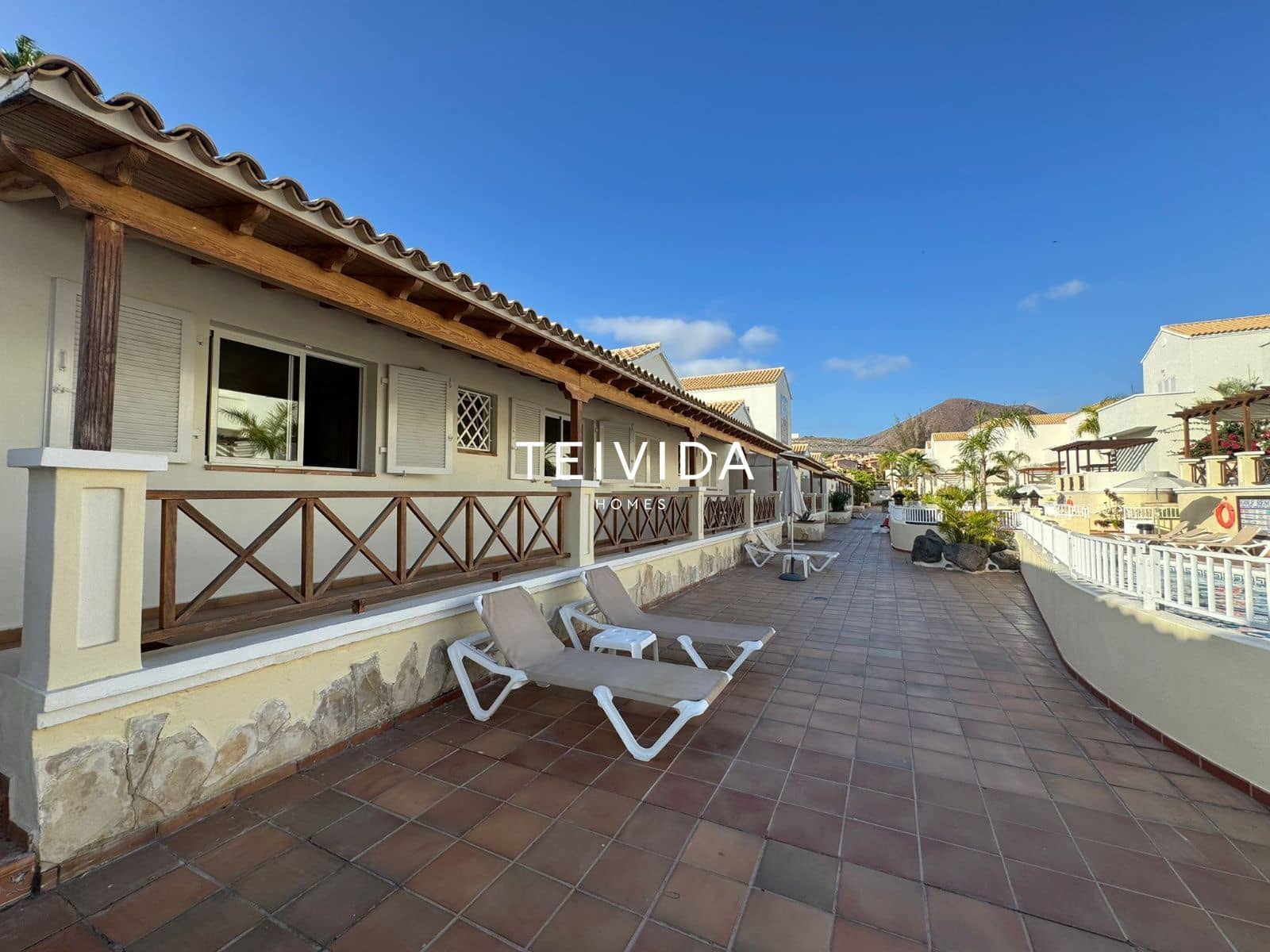 Flat for rent in Los Cristianos with pool garage - € 2,500 (Ref: 9860793)