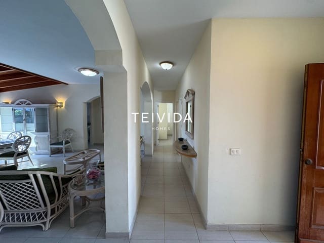 Asunto vuokrattavana paikassa Los Cristianos, Arona mukana uima-altaan 
autotalli - 2 500 € (Ref: 9860793)