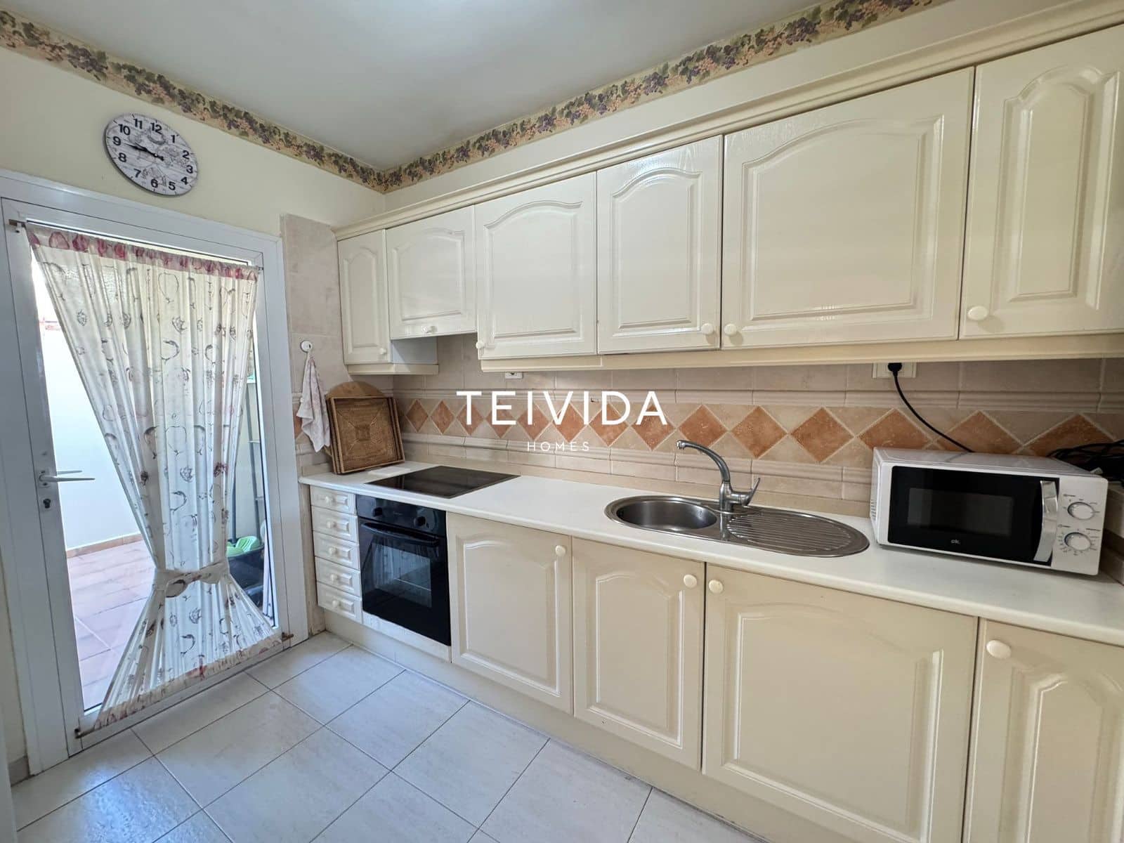Flat for rent in Los Cristianos with pool garage - € 2,500 (Ref: 9860793)