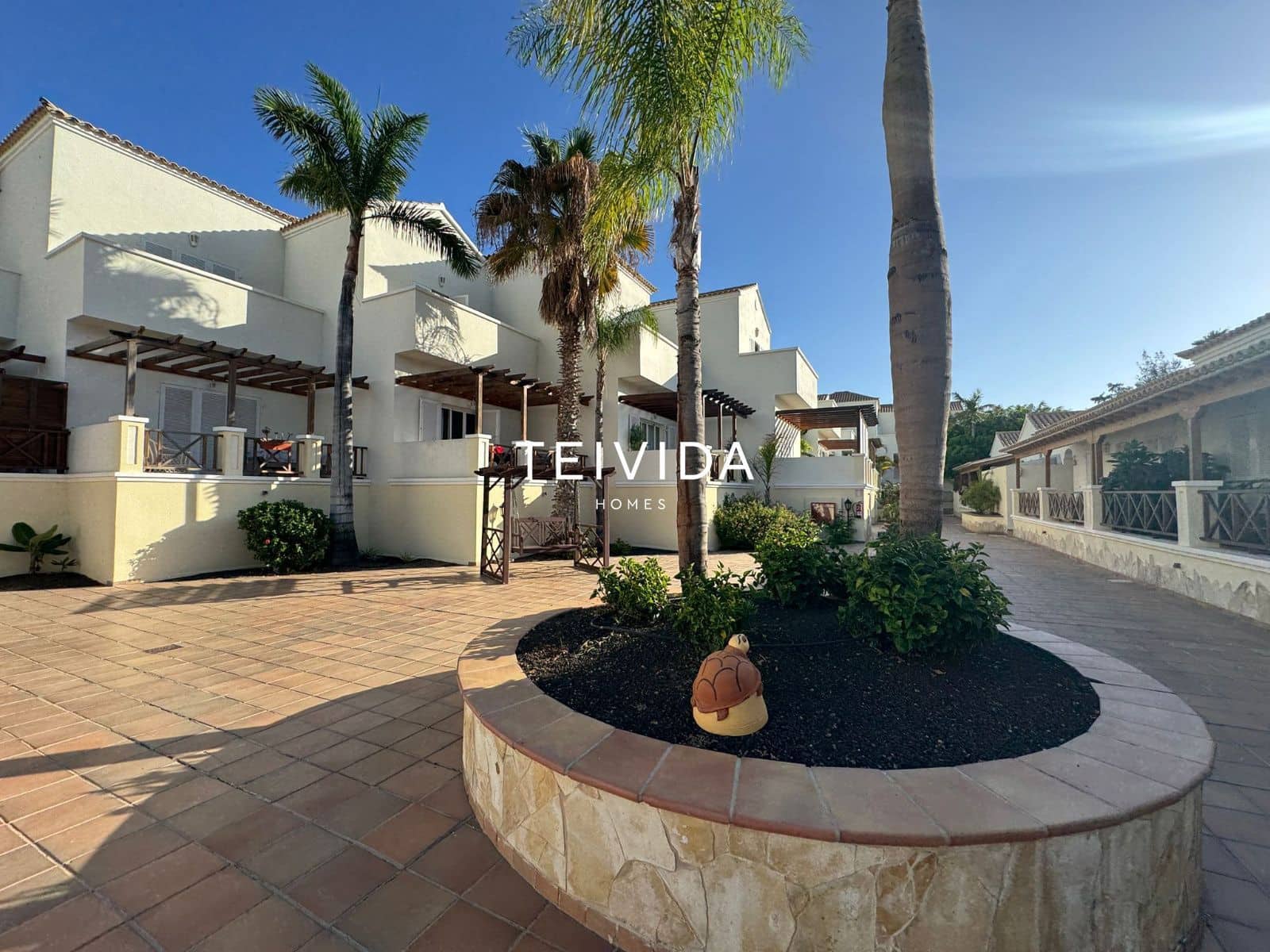 Flat for rent in Los Cristianos with pool garage - € 2,500 (Ref: 9860793)