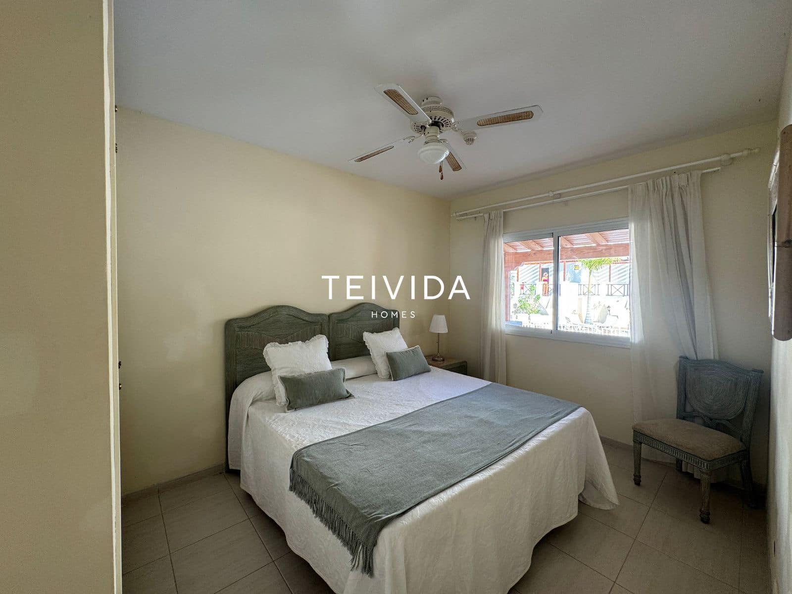 Flat for rent in Los Cristianos with pool garage - € 2,500 (Ref: 9860793)