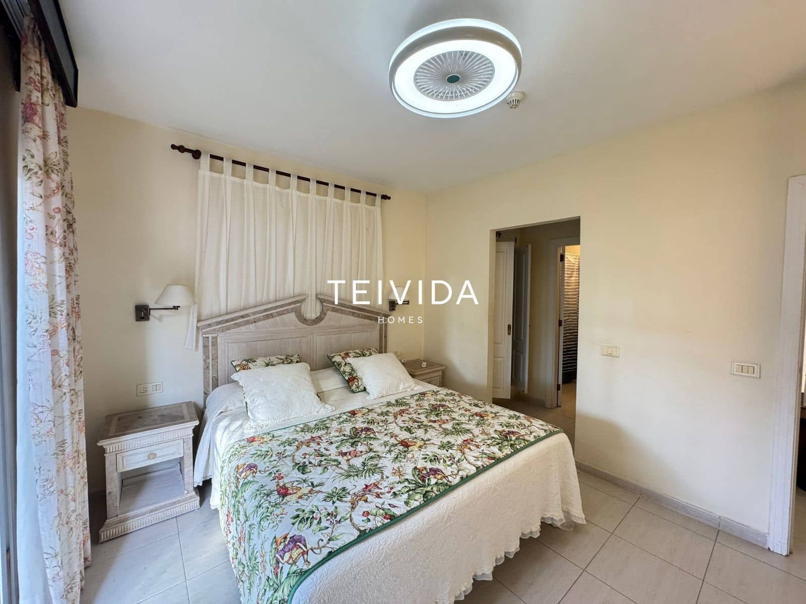 Flat for rent in Los Cristianos with pool garage - € 2,500 (Ref: 9860793)