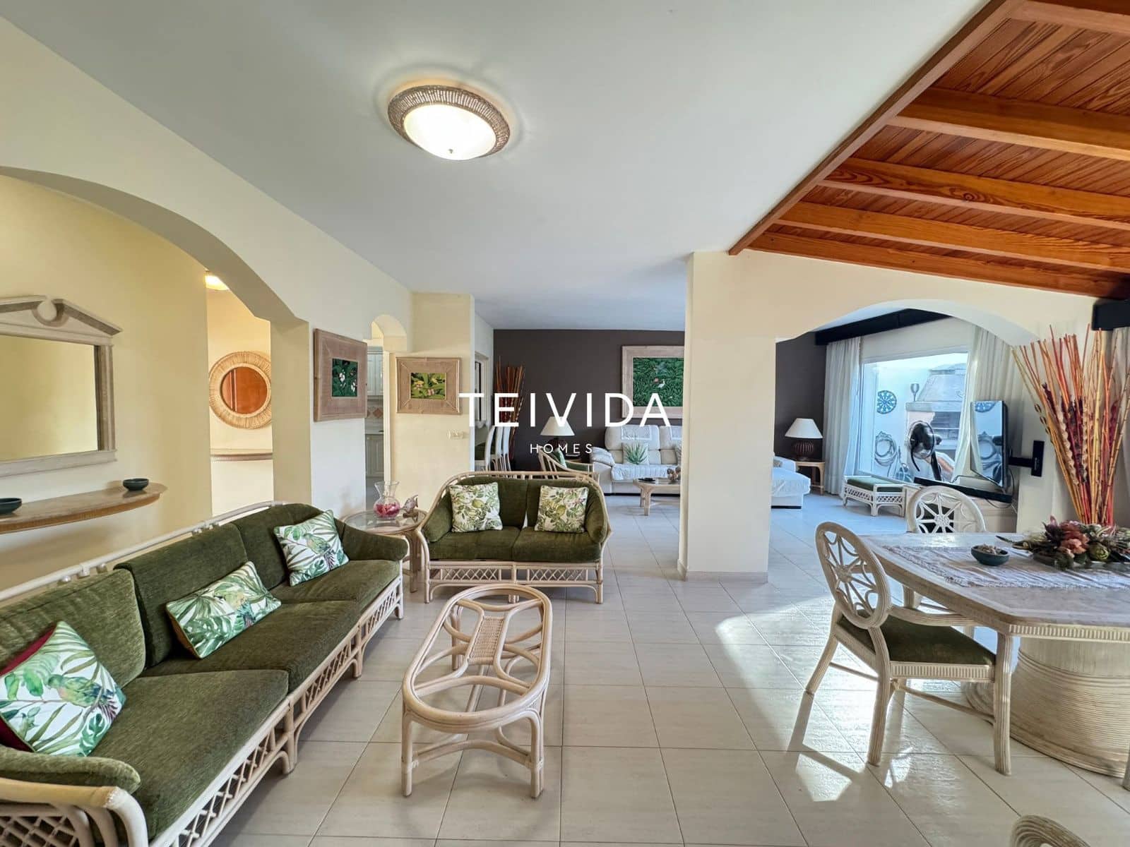 Flat for rent in Los Cristianos with pool garage - € 2,500 (Ref: 9860793)