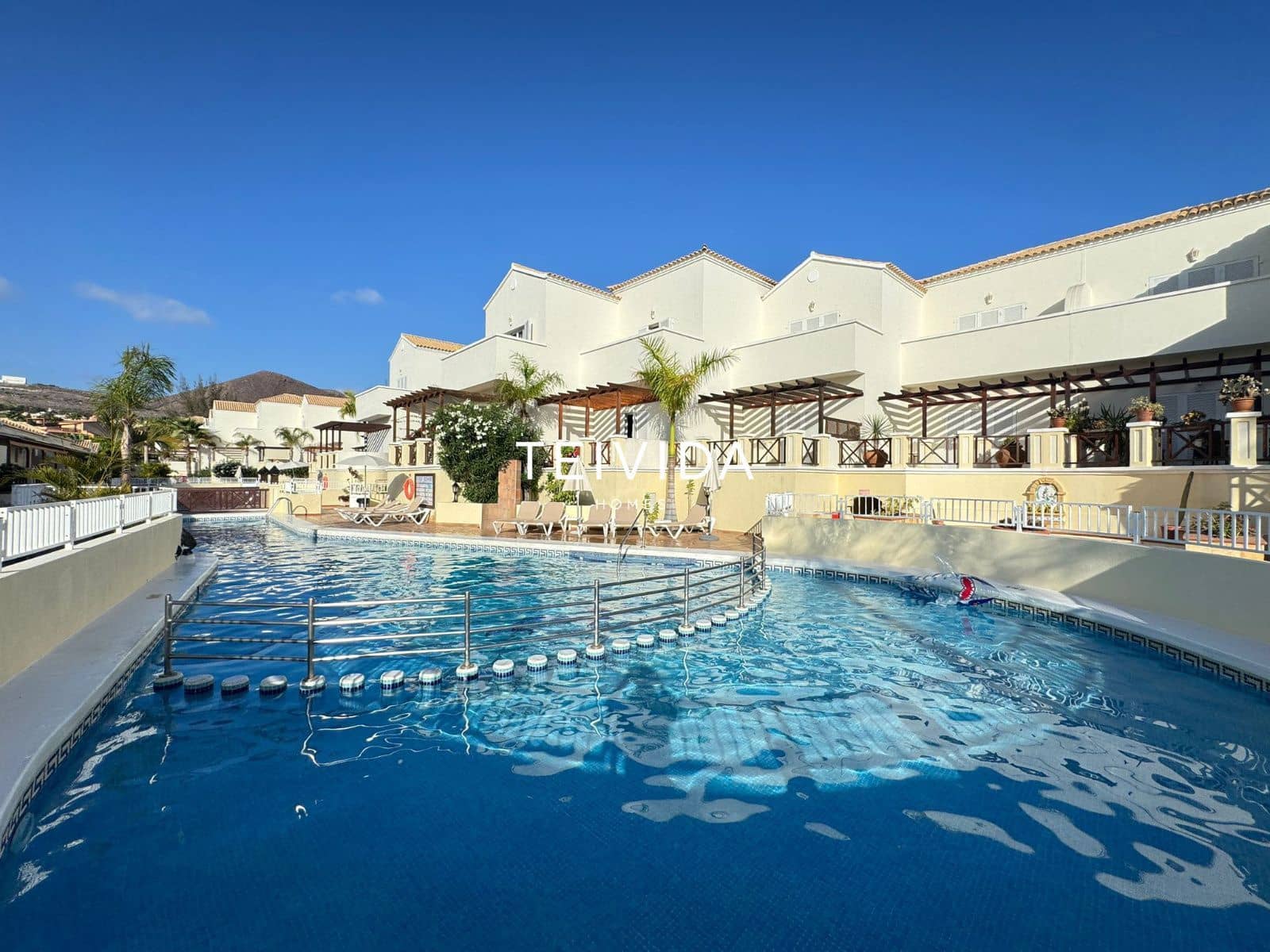 Flat for rent in Los Cristianos with pool garage - € 2,500 (Ref: 9860793)