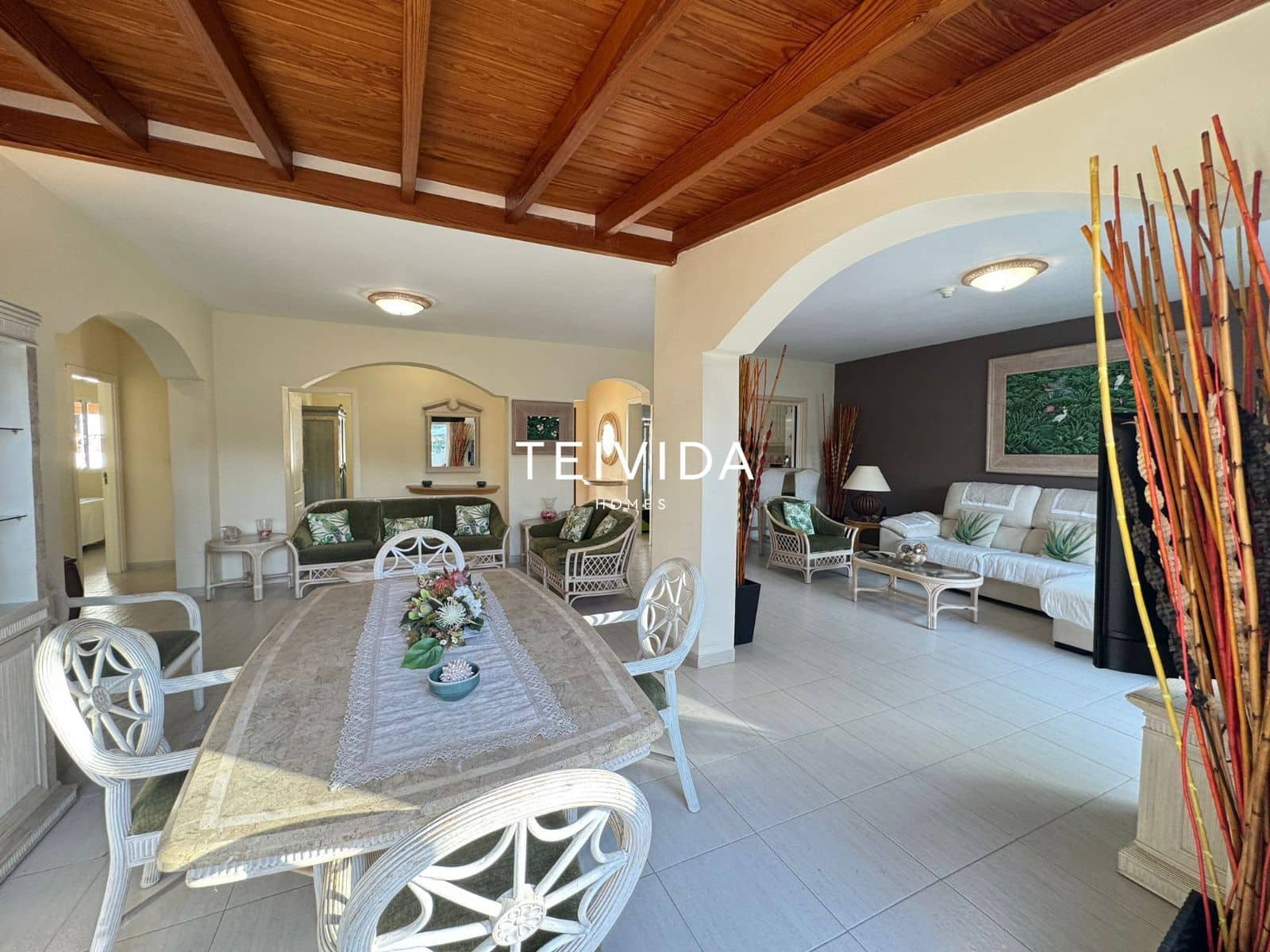 Flat for rent in Los Cristianos with pool garage - € 2,500 (Ref: 9860793)