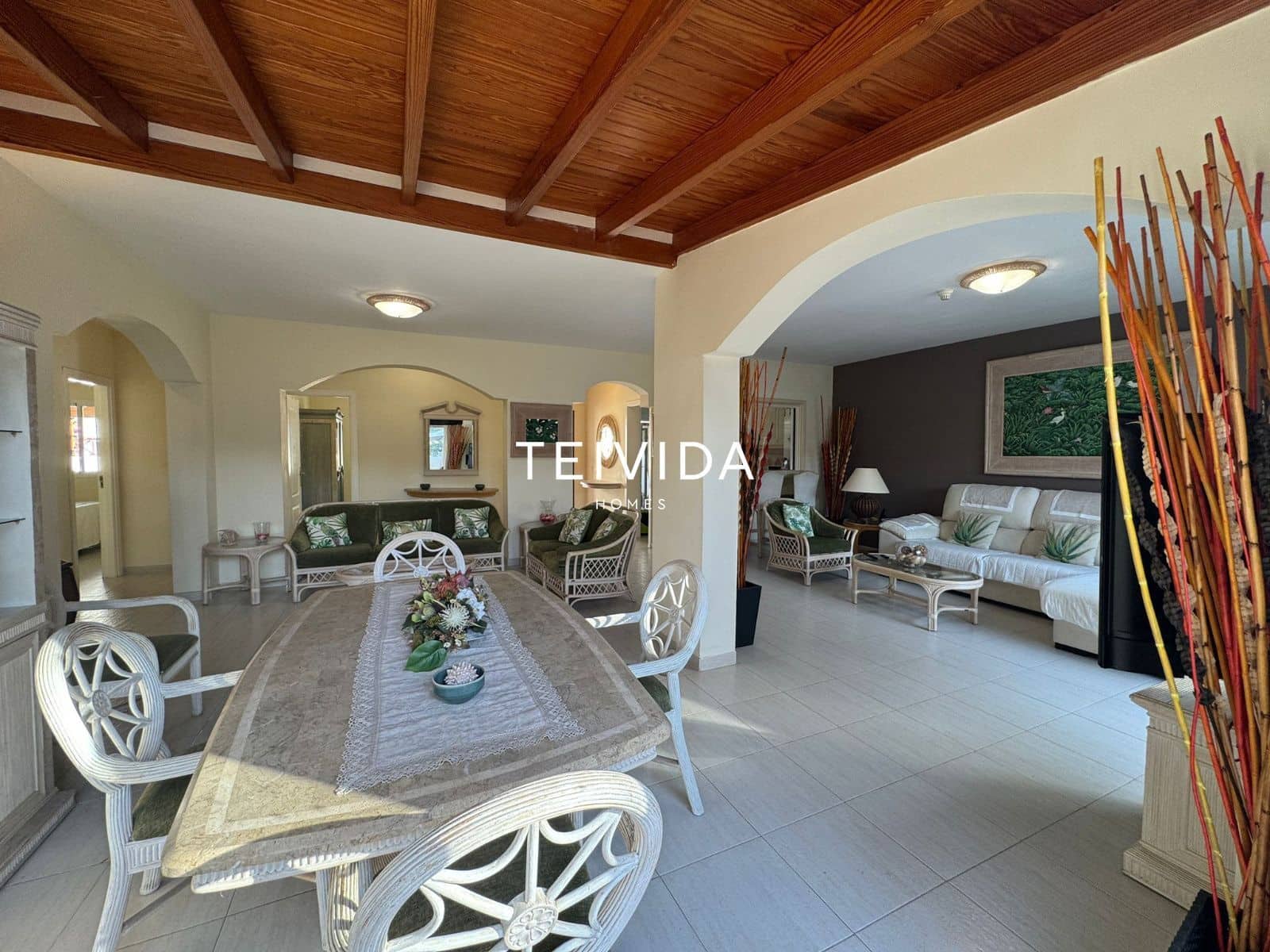 Flat for rent in Los Cristianos with pool garage - € 2,500 (Ref: 9860793)