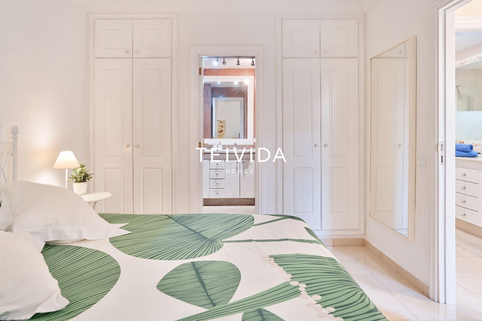 2 bedroom Flat for sale in Playa del Duque with pool garage - € 860,000 (Ref: 9898382)