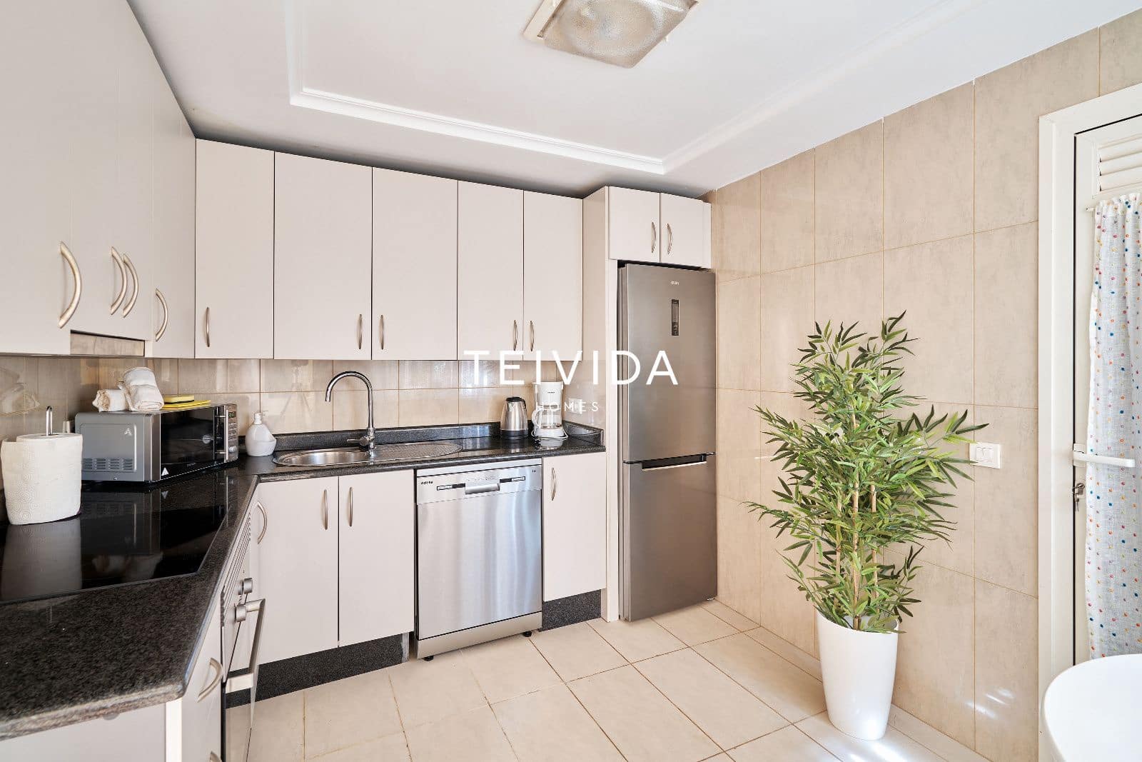 2 bedroom Flat for sale in Playa del Duque with pool garage - € 860,000 (Ref: 9898382)