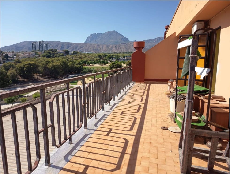 3 bedroom Penthouse for sale in Benidorm with garage - € 549,000 (Ref: 10031072)