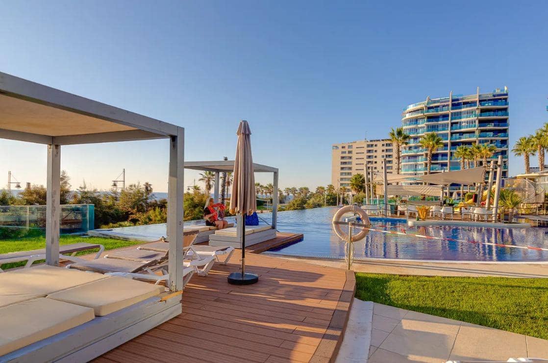 3 sypialnia Apartament na sprzedaż w Punta Prima z basenem garażem - 550 000 € (Ref: 9528317)