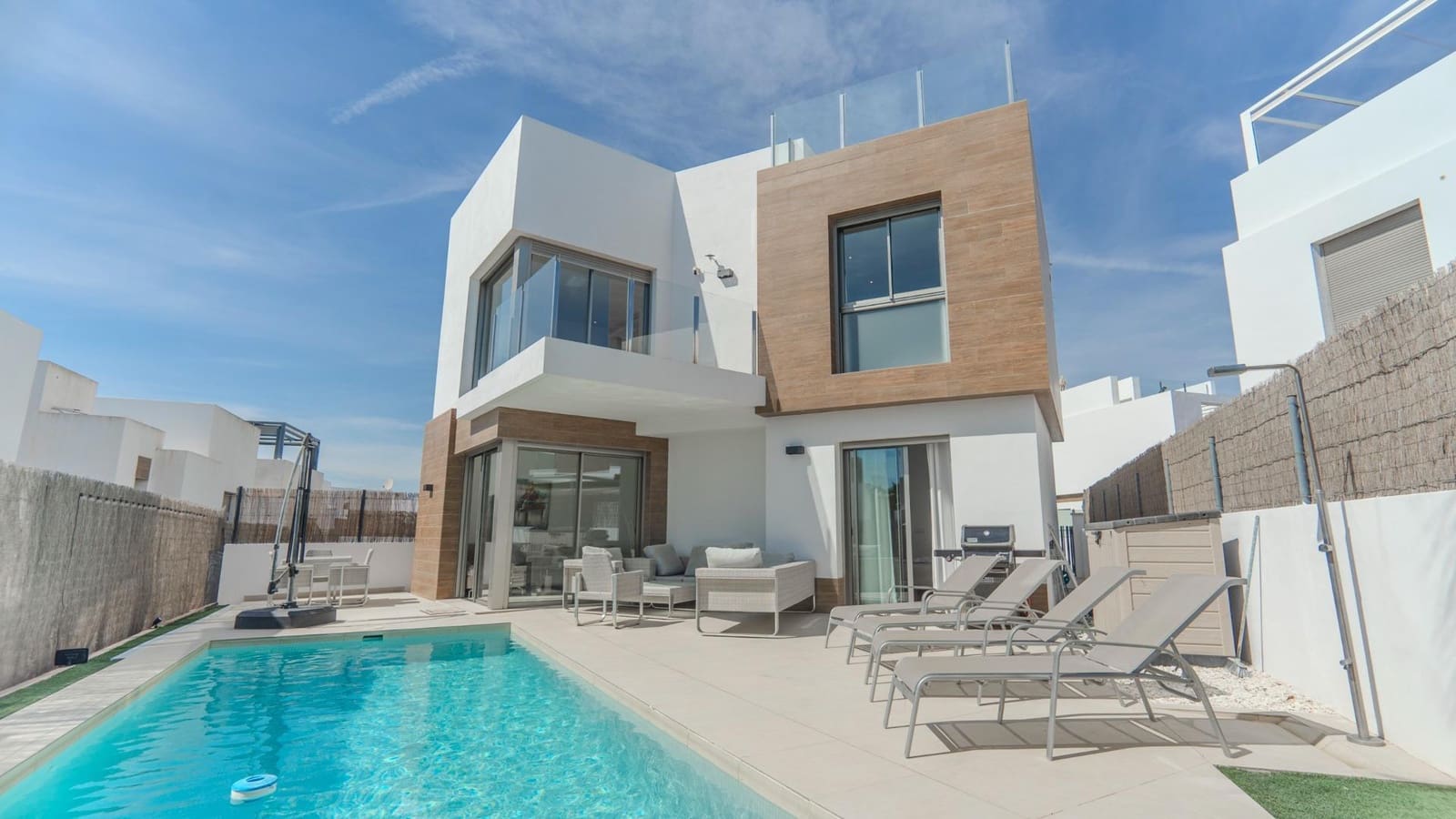 4 bedroom Villa for sale in Villamartin with pool - € 475,000 (Ref: 9528319)