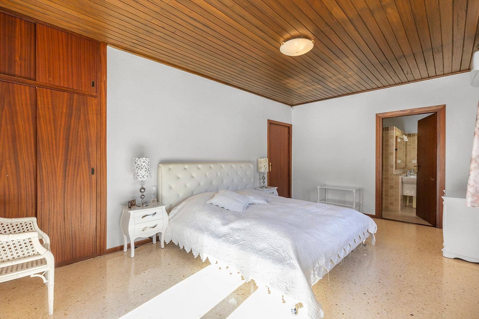 5 bedroom Villa for sale in Filipinas with pool garage - € 670,000 (Ref: 9528326)