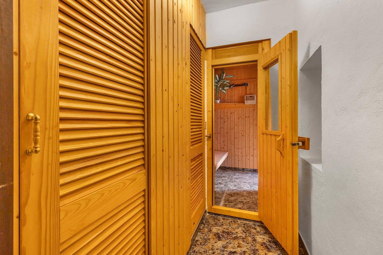 5 bedroom Villa for sale in Filipinas with pool garage - € 670,000 (Ref: 9528326)