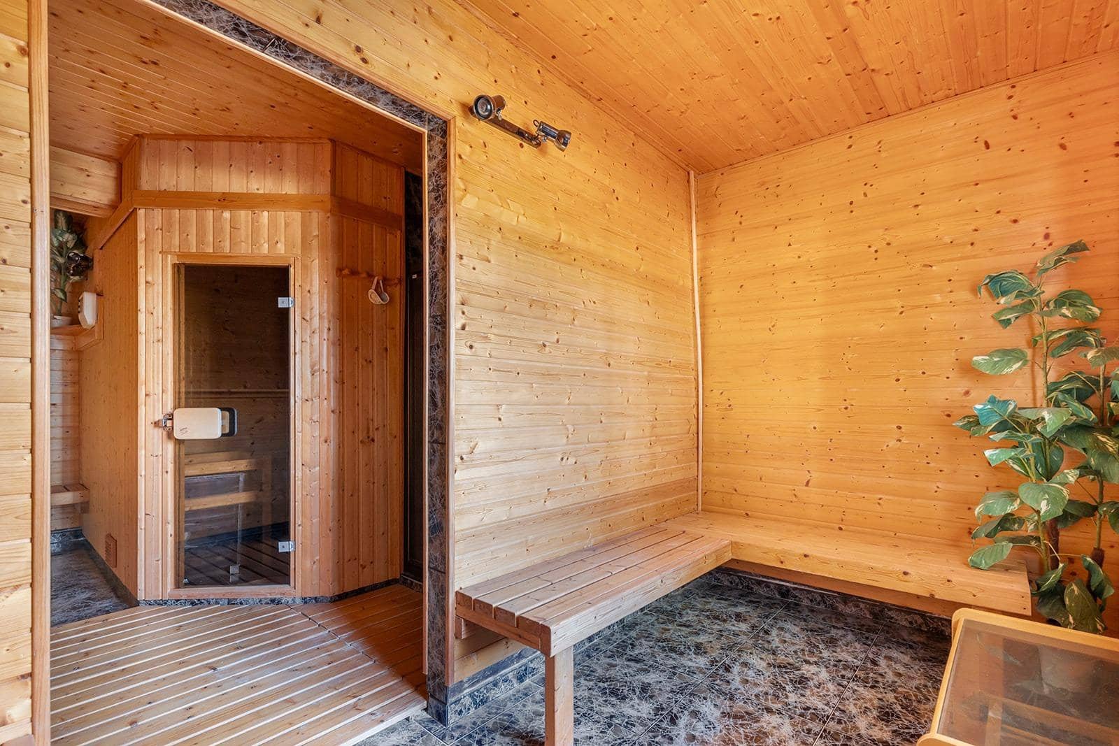 5 bedroom Villa for sale in Filipinas with pool garage - € 670,000 (Ref: 9528326)