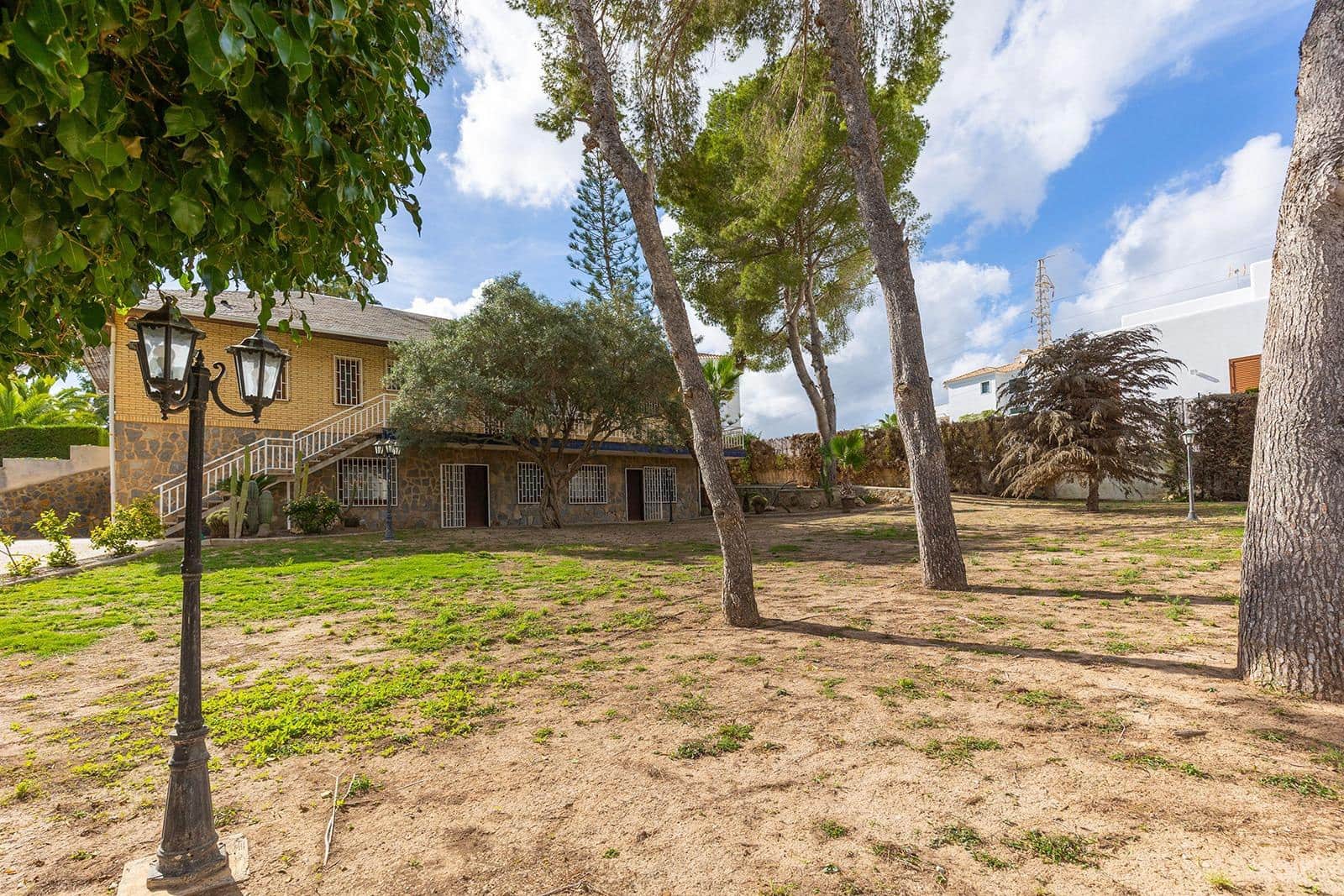 5 bedroom Villa for sale in Filipinas with pool garage - € 670,000 (Ref: 9528326)