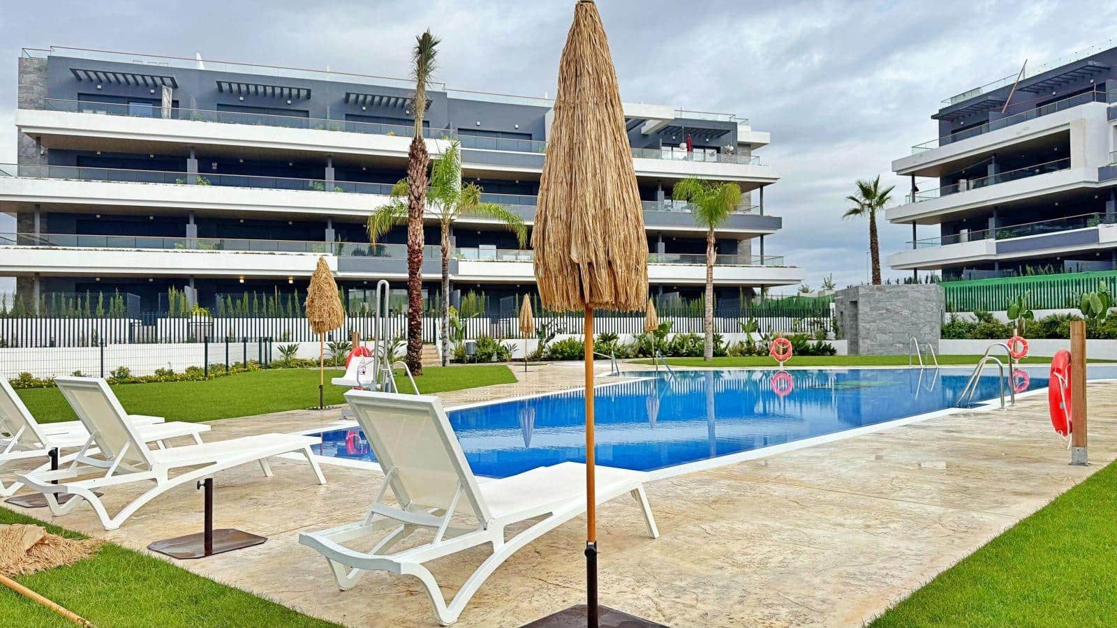Apartamento de 2 habitaciones en Torrevieja en venta con piscina - 334.000 € (Ref: 9528328)