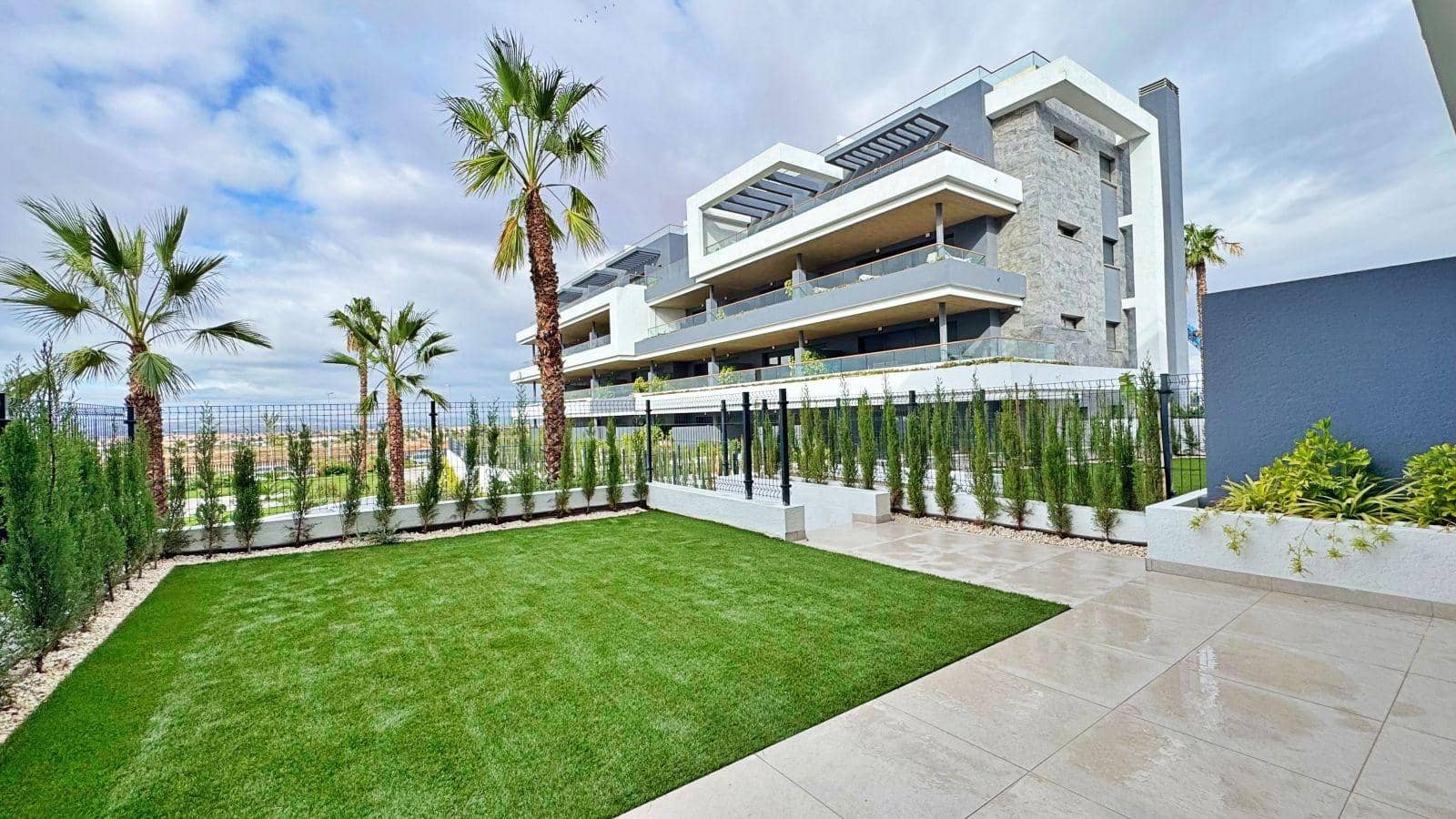 Apartamento de 2 habitaciones en Torrevieja en venta con piscina - 334.000 € (Ref: 9528328)