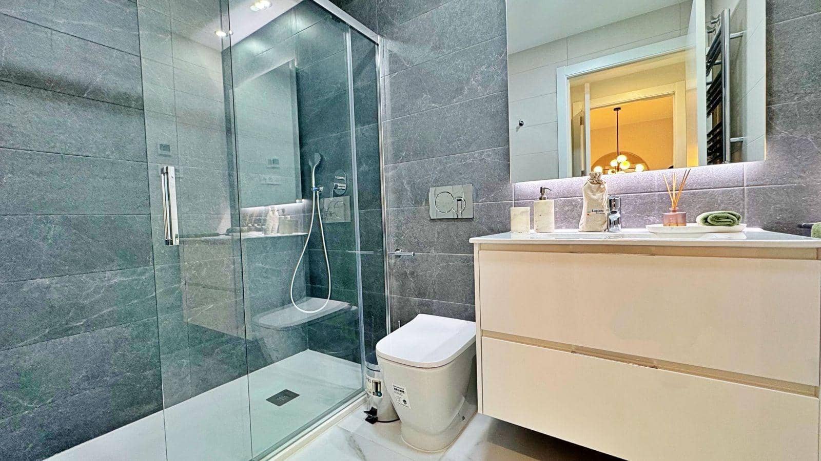 Apartamento de 2 habitaciones en Torrevieja en venta con piscina - 334.000 € (Ref: 9528328)