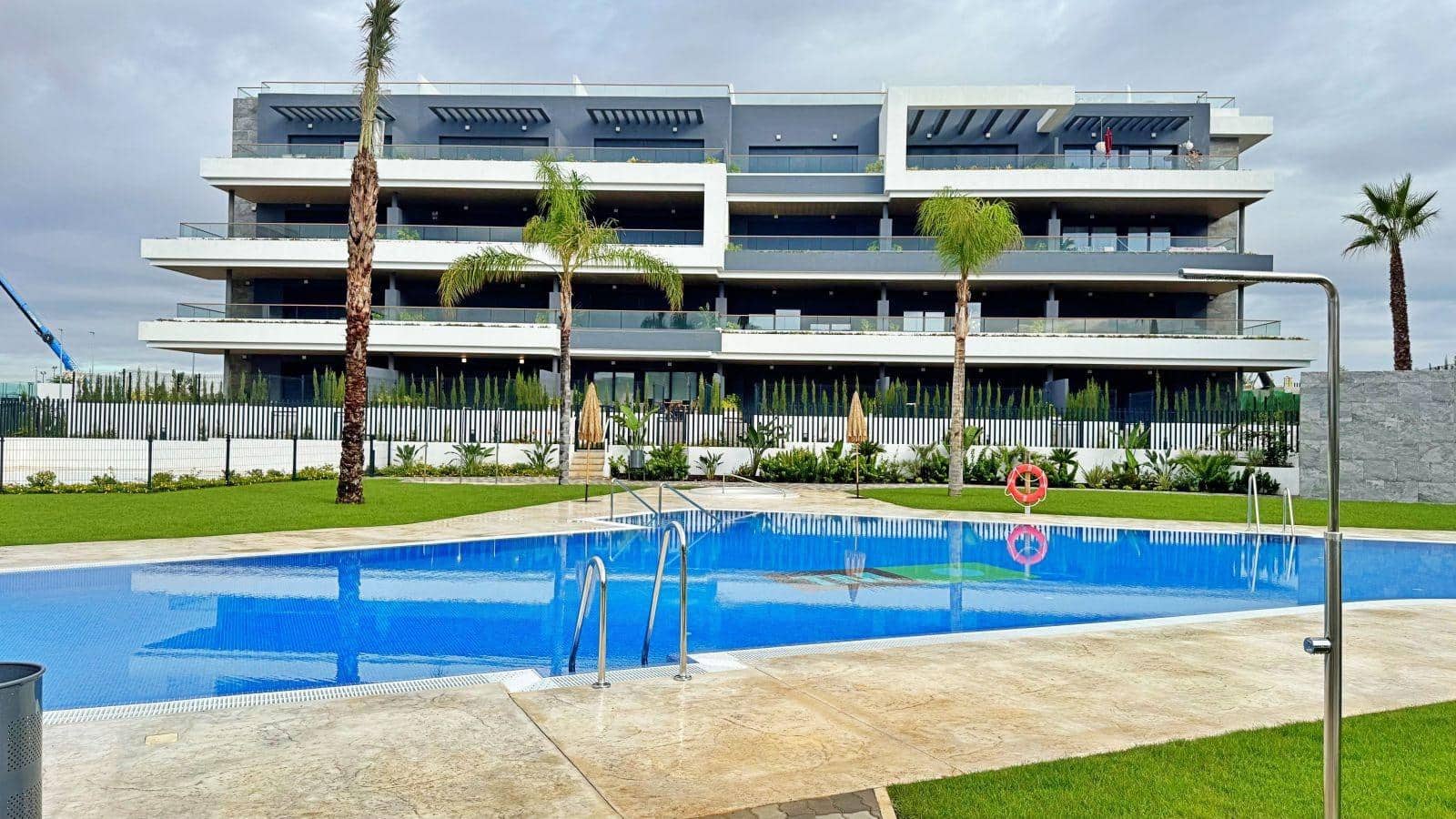 Apartamento de 2 habitaciones en Torrevieja en venta con piscina - 334.000 € (Ref: 9528328)