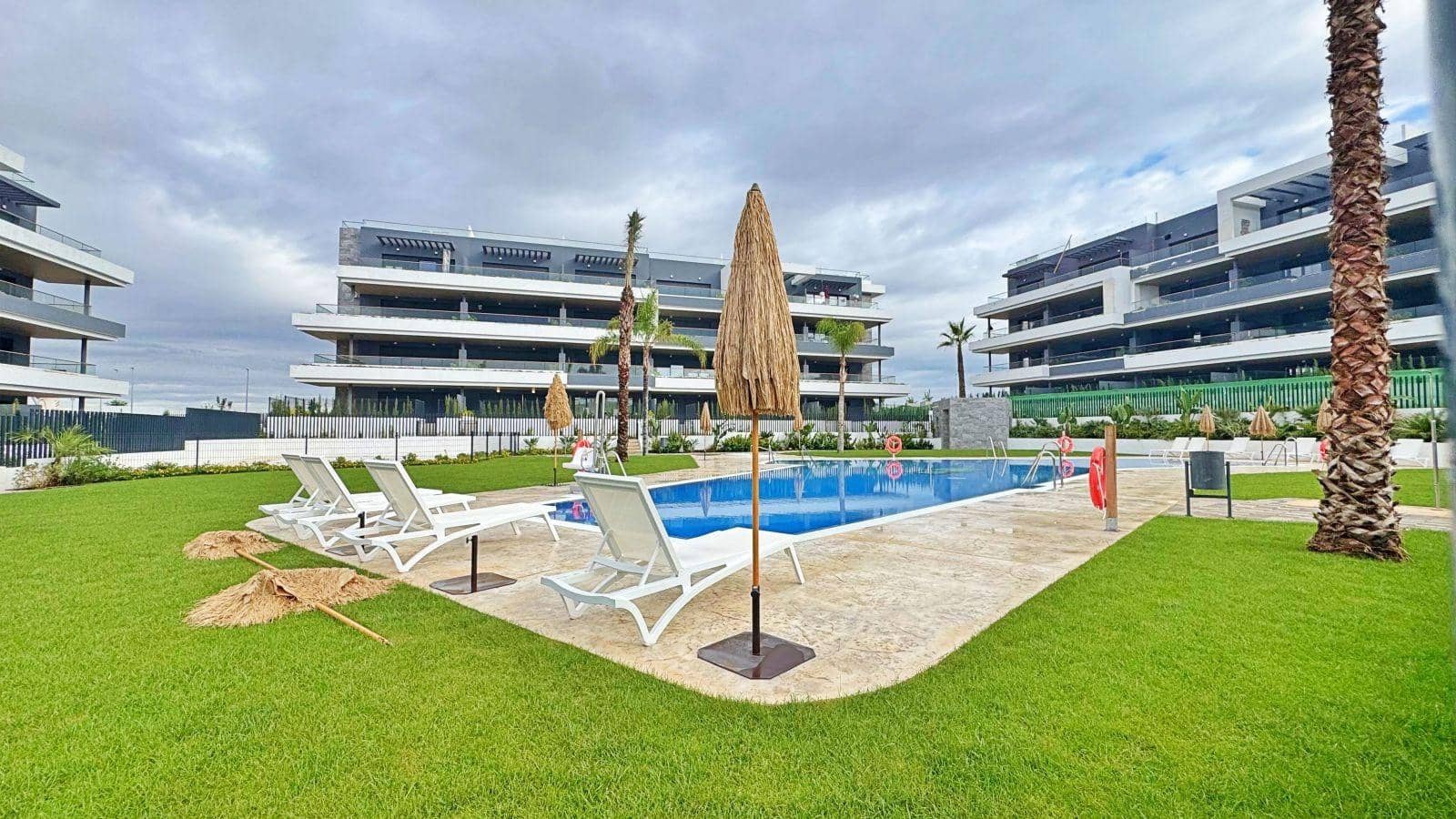 Apartamento de 2 habitaciones en Torrevieja en venta con piscina - 334.000 € (Ref: 9528328)