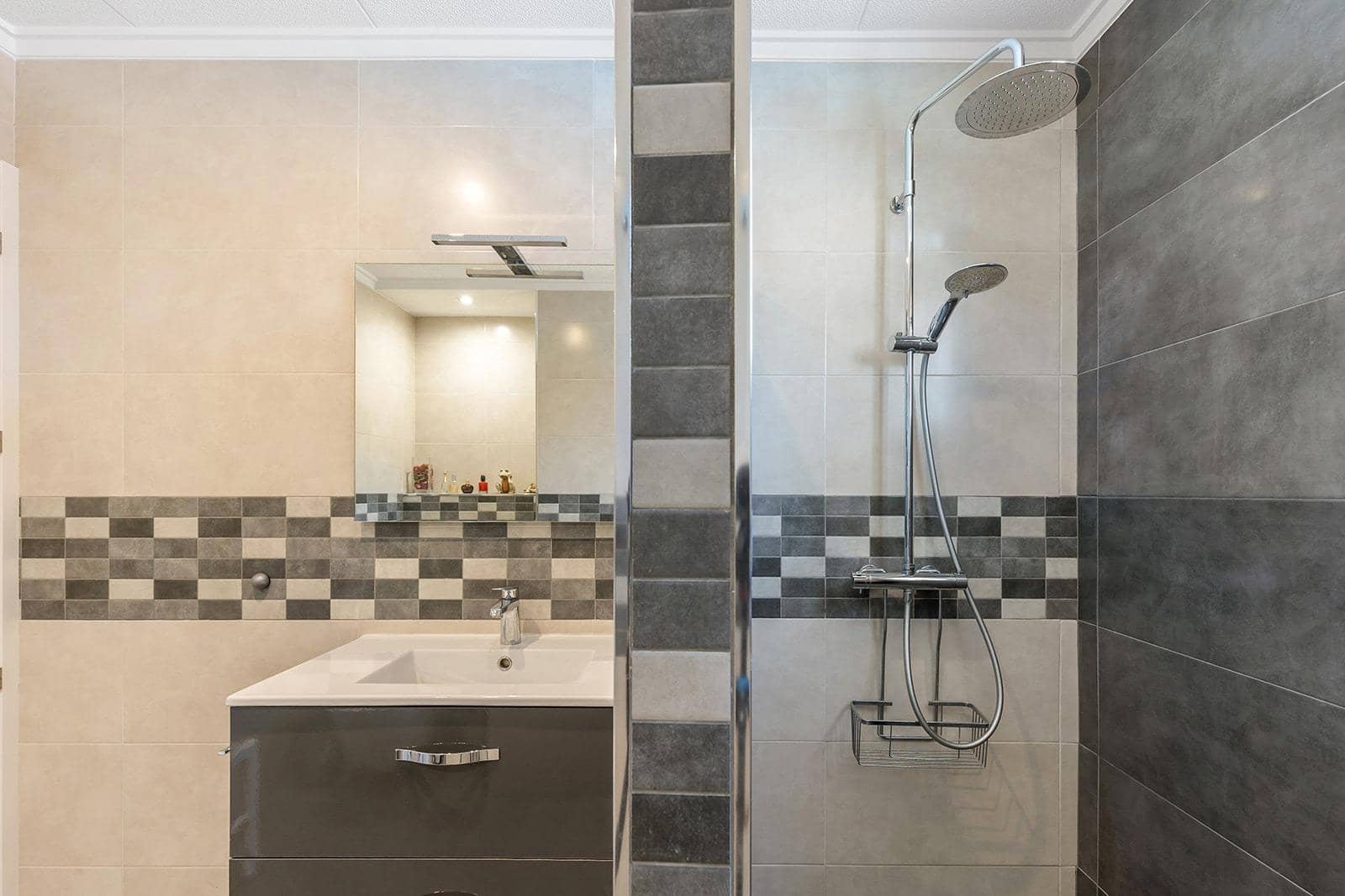 Chalet de 4 habitaciones en Punta Prima en venta con piscina - 749.900 € (Ref: 9530589)