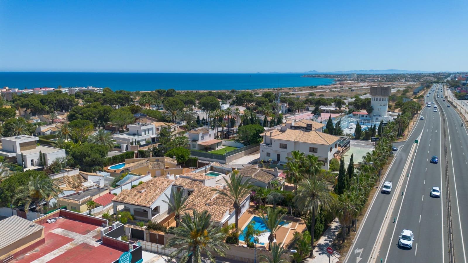 Chalet de 4 habitaciones en Punta Prima en venta con piscina - 749.900 € (Ref: 9530589)