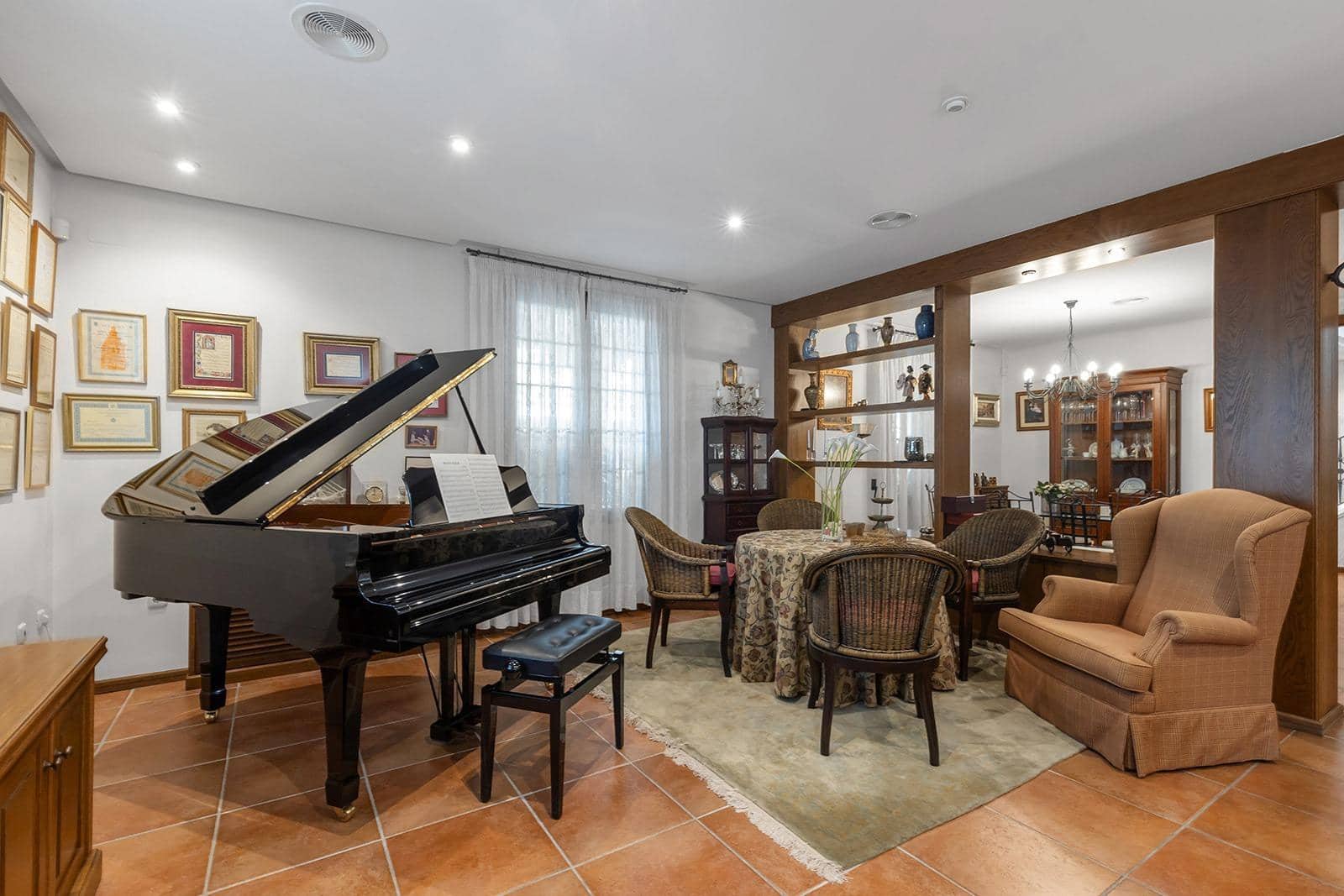 6 bedroom Villa for sale in La Veleta with pool garage - € 2,490,000 (Ref: 9639497)