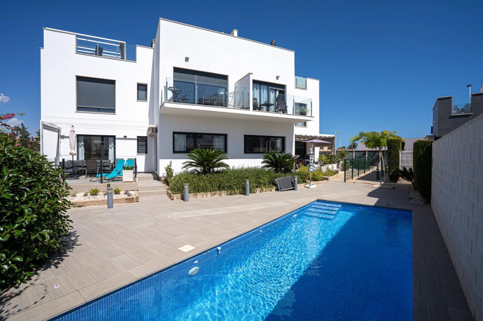 2 bedroom Apartment for sale in Punta Prima with pool - € 275,000 (Ref: 9698852)