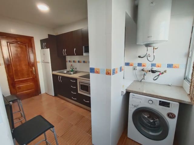 3 bedroom Flat for rent in Poligono Cartuja - La Paz, Granada city - € 900 (Ref: 10007775)
