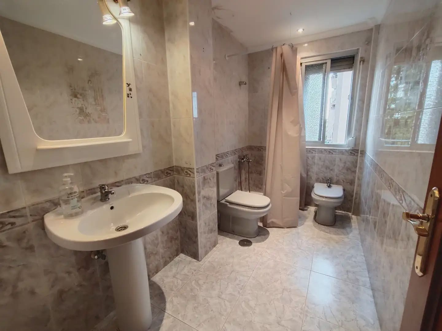 3 bedroom Flat for rent in Granada city with garage - € 900 (Ref: 10007775)