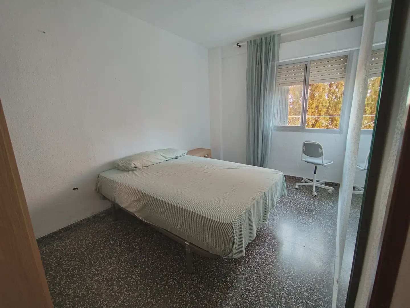 3 bedroom Flat for rent in Granada city with garage - € 900 (Ref: 10007775)